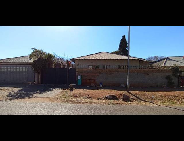6 BEDROOM HOUSE FOR SALE IN BEZUIDENHOUT VALLEY